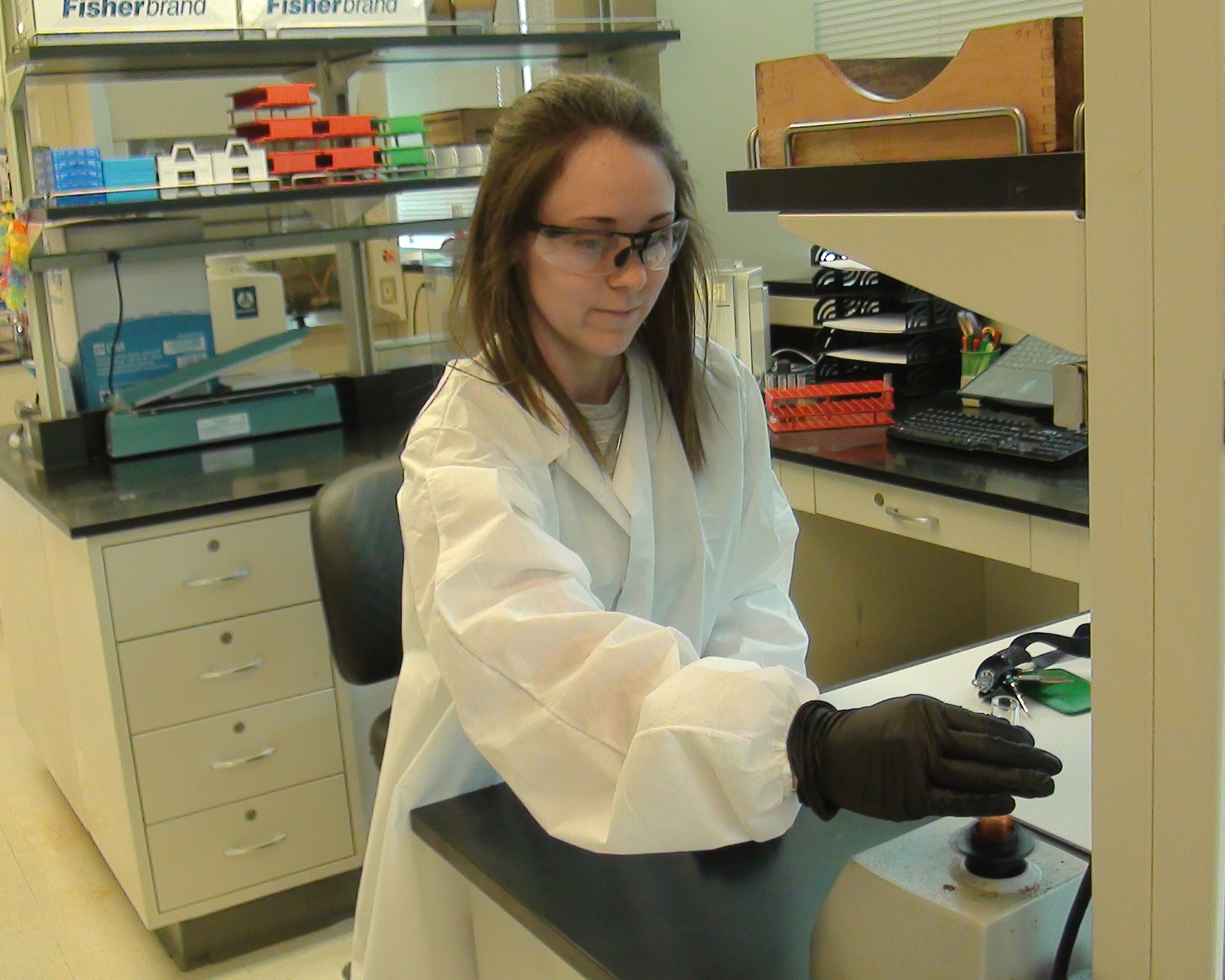 Brittany Scott in the lab (Photo by Hui Zhu)