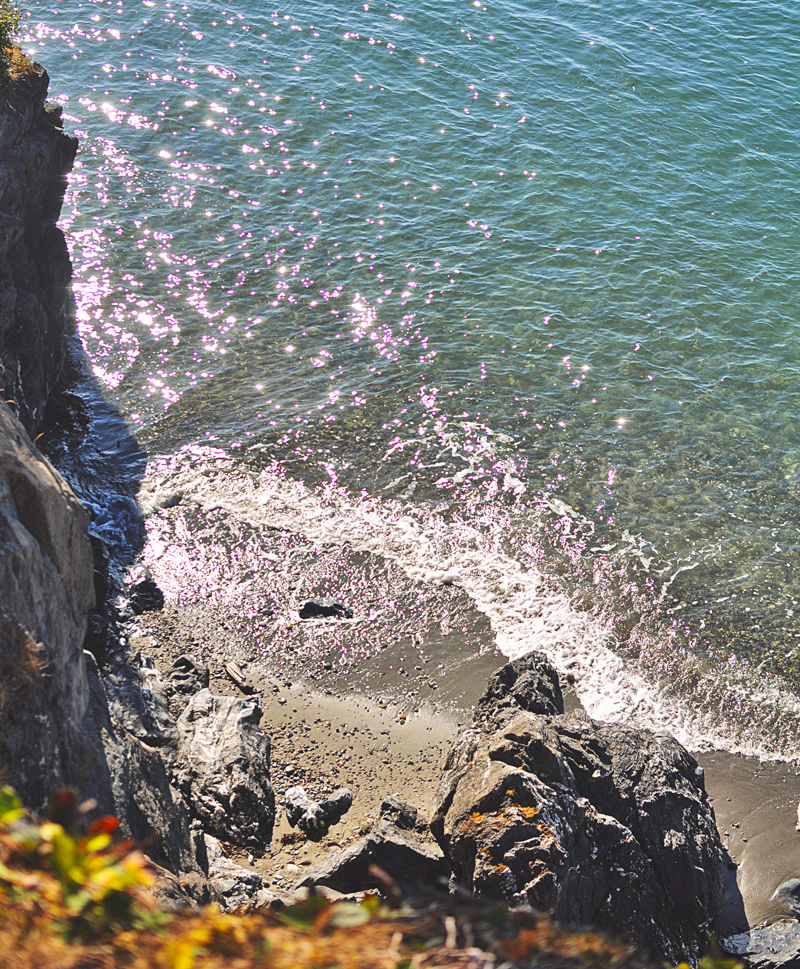 The sparkling shoreline along Deception Pass State Park in Oak Harbor, Washington (Photo: Jess Hunt-Ralston)